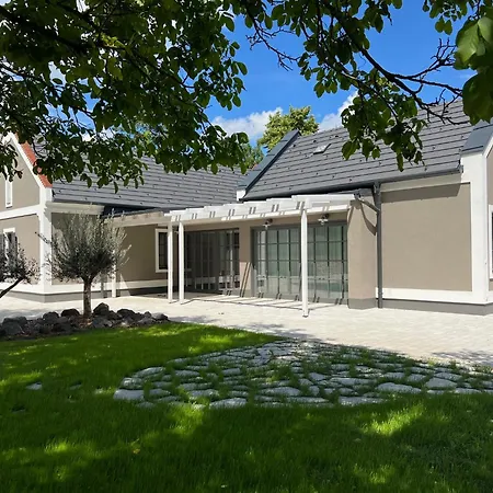 Kiskuetyue Villa Balatonhenye