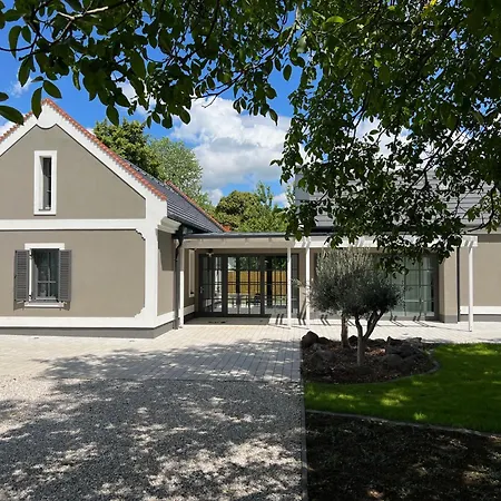 Kiskuetyue Villa Balatonhenye